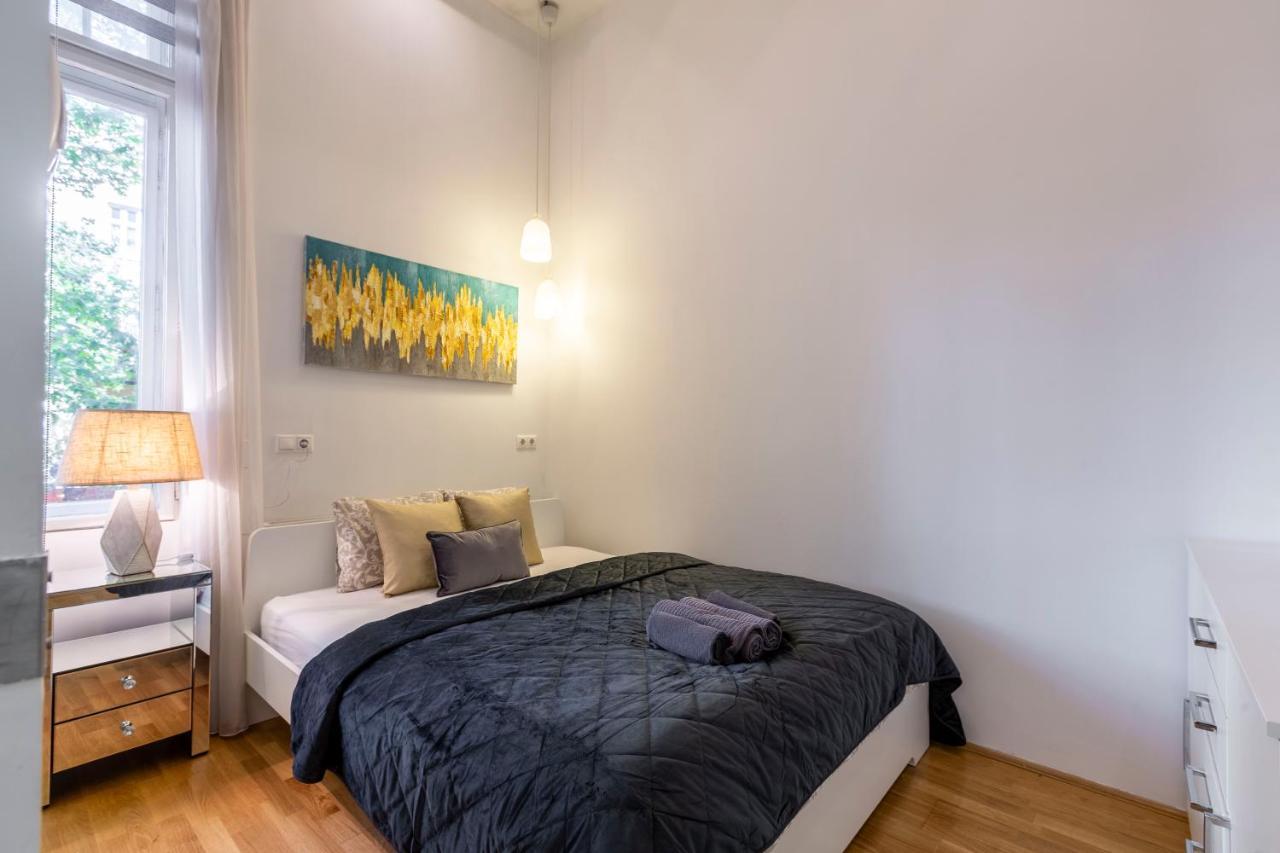 Luxurious & Spacious Downtown Residence In Liszt Ferenc Square บูดาเปสต์ ภายนอก รูปภาพ